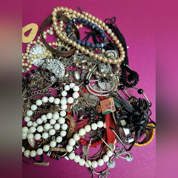 Lot Of Jewelry Broken Scrap And Crafts Jewelry 1lb4.5 - Picture 2 of 5